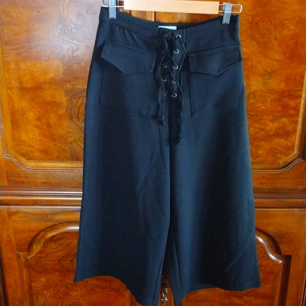 Skylar & Jade black wide leg capri pants size S NWOT